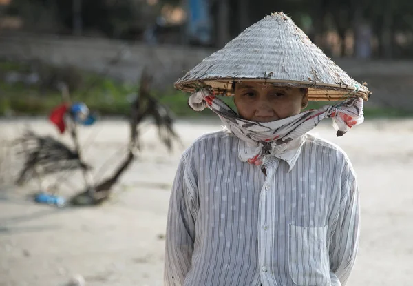 人々ベトナムの帽子ヤシの木と熱帯のビーチ, Phan — ストック写真