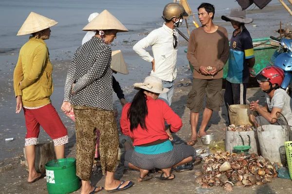Άνθρωποι που εργάζονται αλιευμάτων στο Βιετνάμ αλιείας Παν Τιετ χωριό Vi — Φωτογραφία Αρχείου