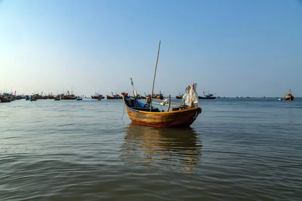 Pesca barcos vietnamitas na praia de areia Mui Ne na pesca vil — Fotografia de Stock