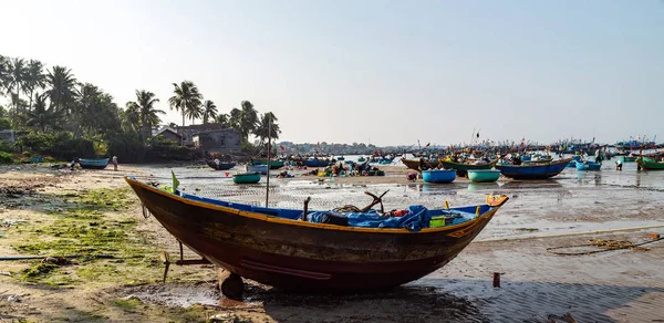 Pesca barcos vietnamitas en la playa de arena Mui Ne en la pesca vil —  Fotos de Stock