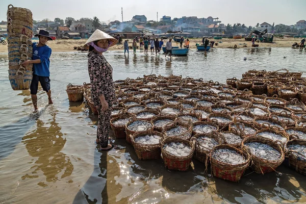 Les pêcheurs vietnamiens pêchent PHAN THIET village Vi — Photo