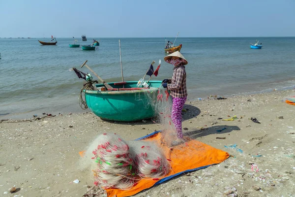 Personas que trabajan en barcos vietnamitas en la captura en la villa de pesca — Foto de Stock