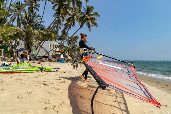 Windsurfen is een oppervlaktewatersport. Trainingsscholen — Stockfoto