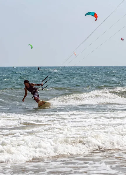 Education kite surfer rides the waves sea water splash, attracti — Stock Photo, Image