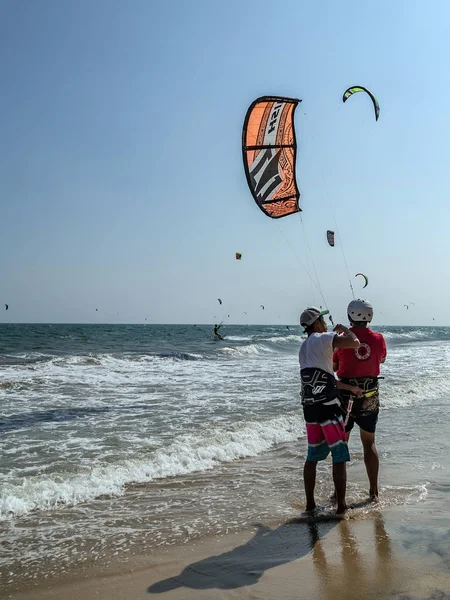 Kitesurfing Lessons at Kite Centre sea Mui Ne Coco Beach. Vietna — Stock Photo, Image