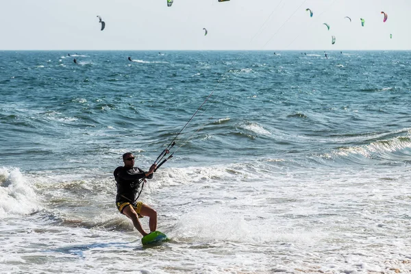 Kitesurfer in Wellen Meerwasser planschen, attraktive Sport Meer. mui — Stockfoto