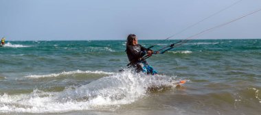 Dalgalardaki uçurtmacılar deniz suyu sıçratır, çekici spor denizleri. Mui! 