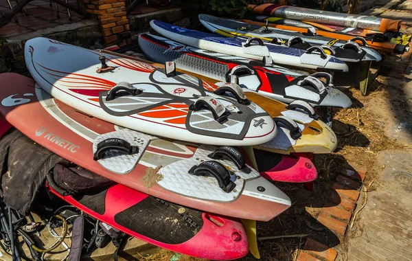 Kitesurf es un deporte acuático de superficie mar Mui Ne Coco Beach. Viet. —  Fotos de Stock