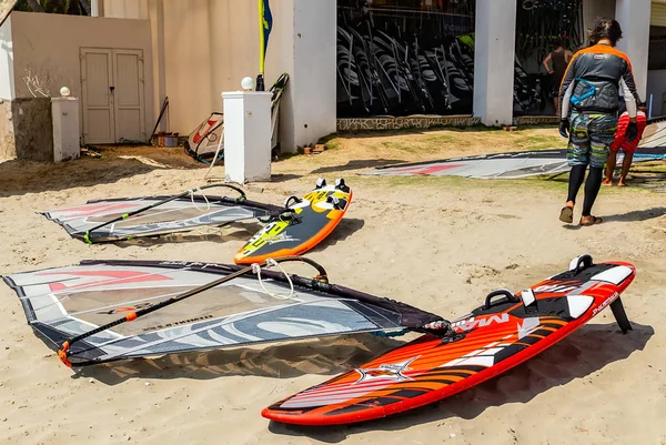 Windsurfers met gekleurde zeilen Mui Ne Coco Beach. Vietnam. — Stockfoto