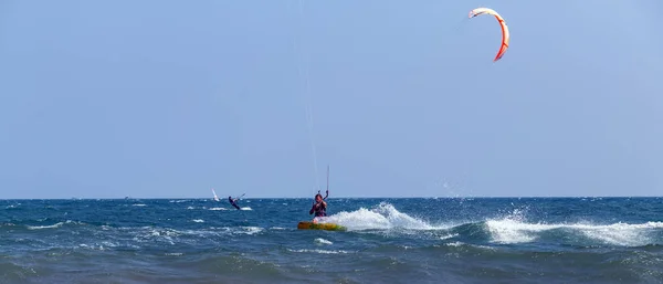 Kitesurfer in Wellen Meerwasser planschen, attraktive Sport Meer. mui — Stockfoto