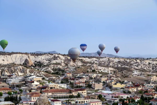 Kpadokya varmluftsballonger flyger landskap i Kappadokien, Turkiet — Stockfoto
