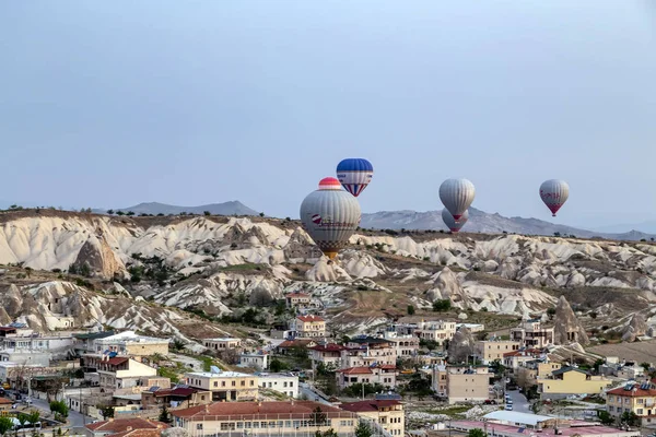 Globos de vuelo en Goreme, Capadocia, Turquía . — Foto de Stock