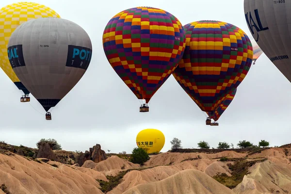 Kapadokya Globos de aire caliente que vuelan paisaje de Capadocia, Turquía — Foto de Stock