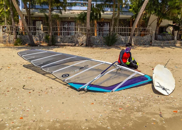 Escuela de Formación de Windsurf surf en Mui Ne Coco Beach s —  Fotos de Stock