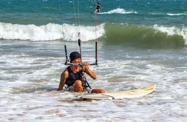 Bildung Kitesurfer reitet die Wellen Meerwasser Splash, attracti — Stockfoto