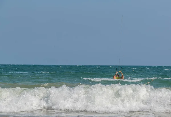 Kitesurfer in Wellen Meerwasser planschen, attraktive Sport Meer. mui — Stockfoto