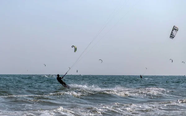 Kitesurfer in Wellen Meerwasser planschen, attraktive Sport Meer. mui — Stockfoto