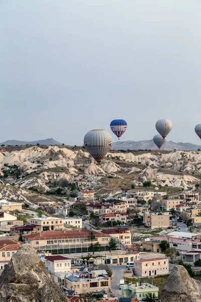 터키의 카파도키아에서 바위 위를 나르는 카파도키아 기구 — 스톡 사진