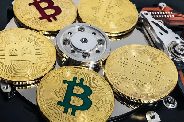 Innerhalb einer Festplatte blockchain coin von bitcoin hdd — Stockfoto