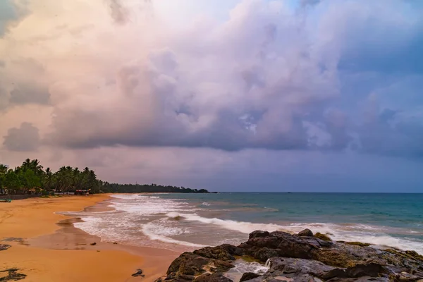 日落或日出时的全景热带海滩 — 图库照片