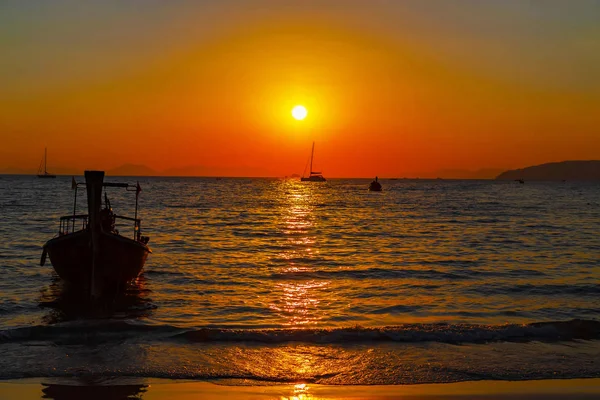 Larga cola barco puesta del sol cielo crepúsculo hora dorada nubes sol — Foto de Stock