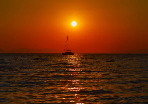 Długi ogon łódź lato złoty zachód słońca fale odbicie słońca na t — Zdjęcie stockowe