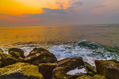 Fırtına dalgaları dalgalanmaya başladı.