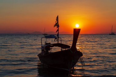Uzun kuyruklu tekne gökyüzü günbatımı arka planı