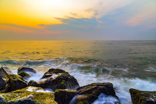 Przypływ o zachodzie słońca fala oceaniczna — Zdjęcie stockowe