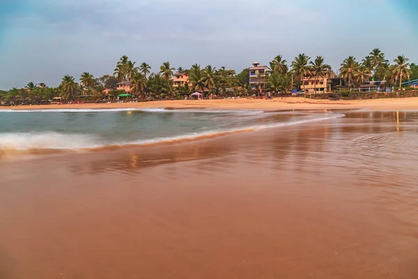 Hermosa playa tropical al atardecer o al amanecer Marea baja — Foto de Stock