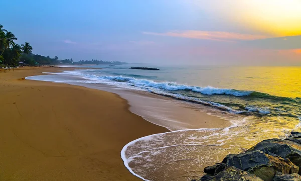 Plage tropicale panoramique au coucher ou au lever du soleil — Photo