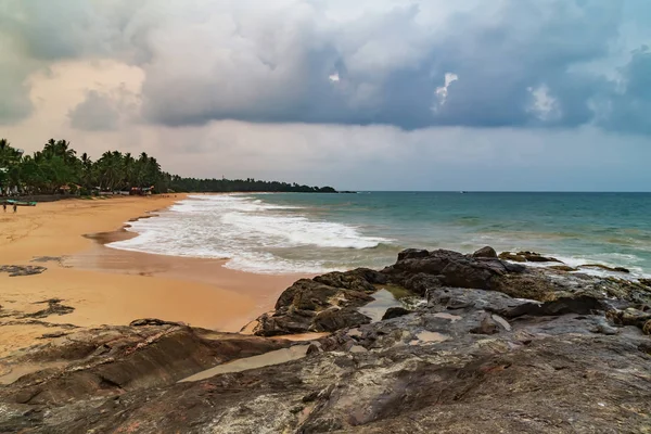 Panoramatická tropická pláž při západu slunce nebo východu slunce — Stock fotografie