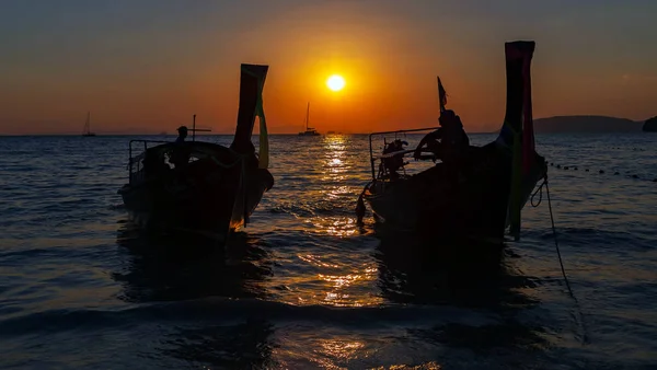 Довгий хвіст човна літній захід сонця — стокове фото