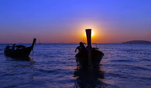 Długi ogon łódź lato złoty zachód słońca — Zdjęcie stockowe