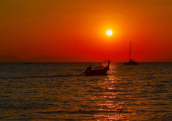 Długi ogon łódź letni zachód słońca — Zdjęcie stockowe