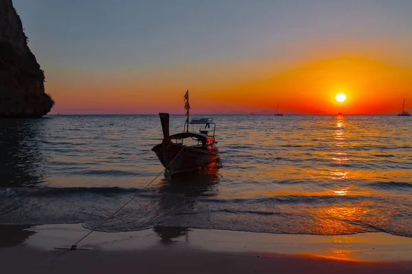 Длинный хвост лодка заката небо сумерки золотой час облака солнце — стоковое фото