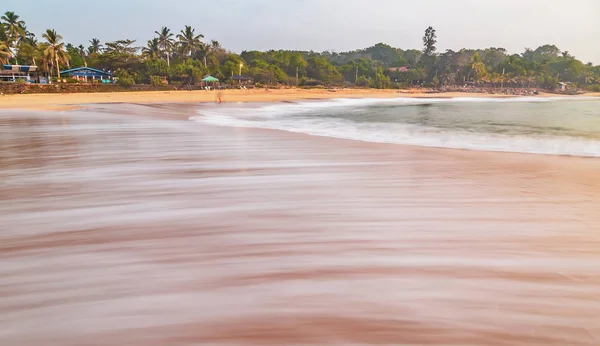 Hermosa playa tropical al atardecer o al amanecer Marea baja — Foto de Stock