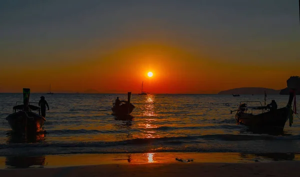 Larga cola barco verano puesta del sol — Foto de Stock