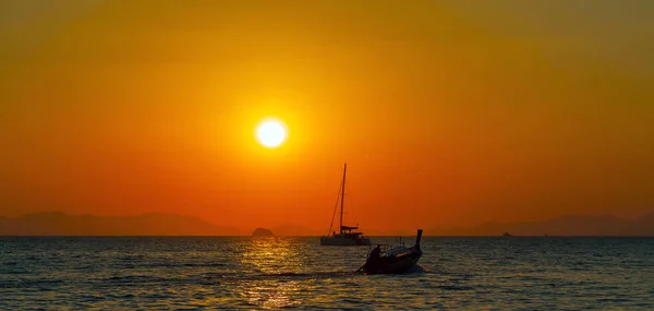 Довгий хвіст човна літо золотий захід сонця — стокове фото