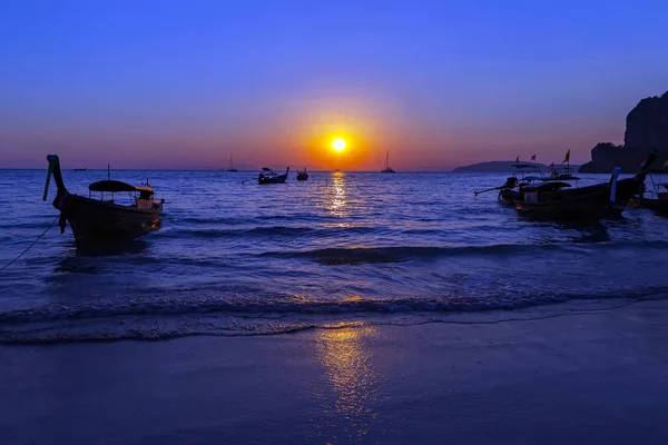 Larga cola barco verano puesta del sol — Foto de Stock