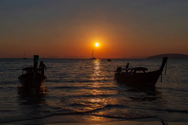 Довгий хвіст човна неба фон заходу сонця — стокове фото