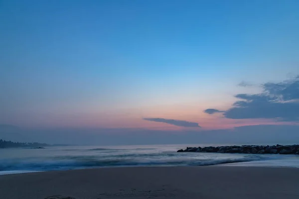 Piękna tropikalna plaża o zachodzie lub wschodzie słońca Niski przypływ — Zdjęcie stockowe