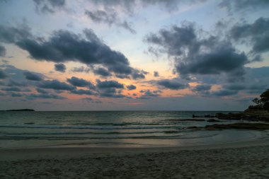 günbatımı tropikal plaj