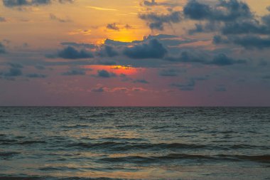 günbatımı tropikal plaj