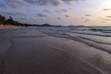 günbatımı okyanus sahilinde