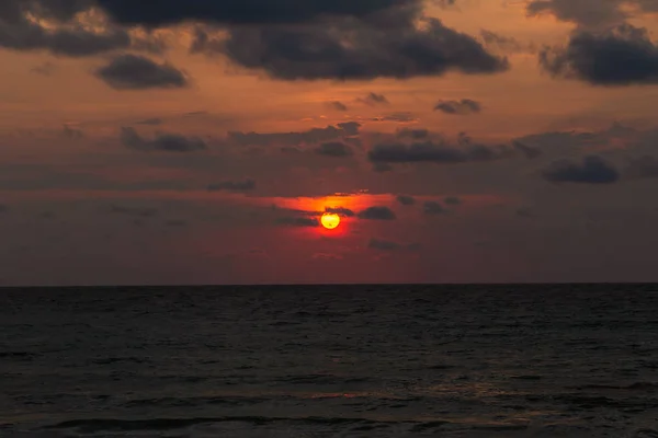 Coucher de soleil plage tropicale — Photo