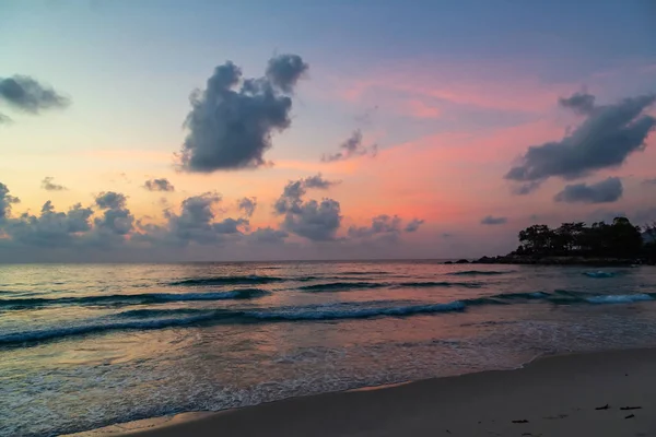 Orilla del océano al atardecer — Foto de Stock