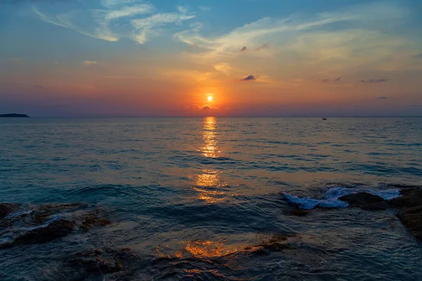 Luz del atardecer y hermosas nubes en el fondo — Foto de Stock