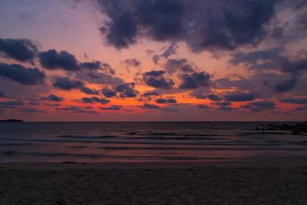 Luz do pôr do sol e belas nuvens no fundo — Fotografia de Stock