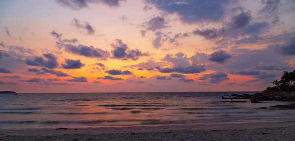 Панорамне мальовниче небо сходу сонця — стокове фото